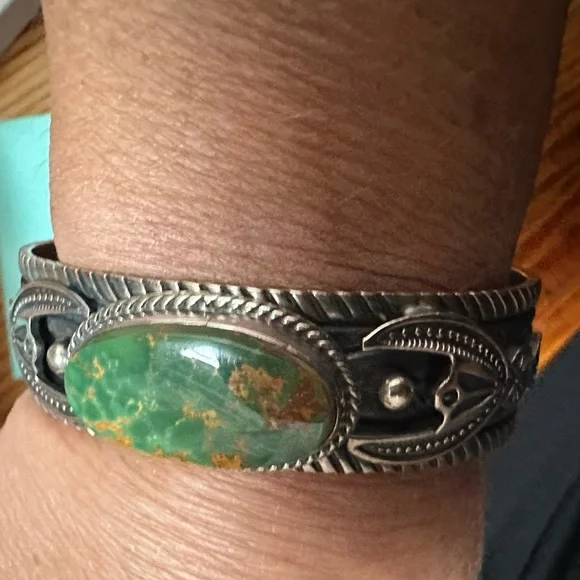 Signed NAVAJO, Sterling Silver and Natural Green Stone Bracelet. - Picture 2 of 5